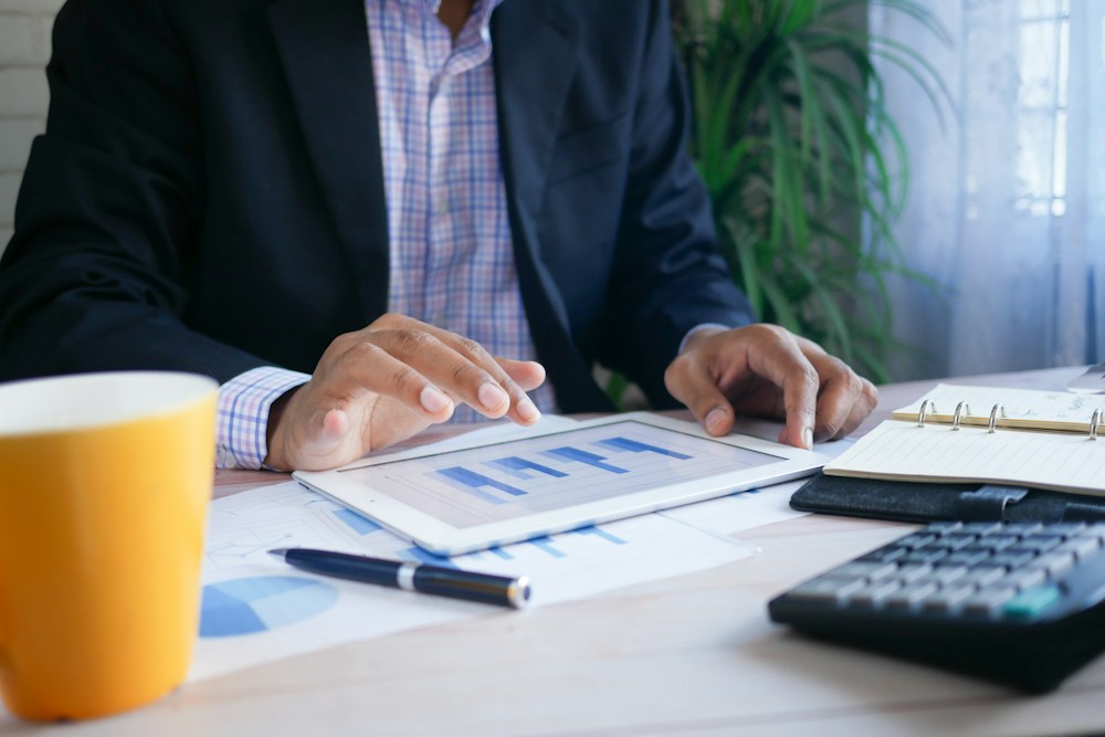 Análise financeira com calculadora e documentos