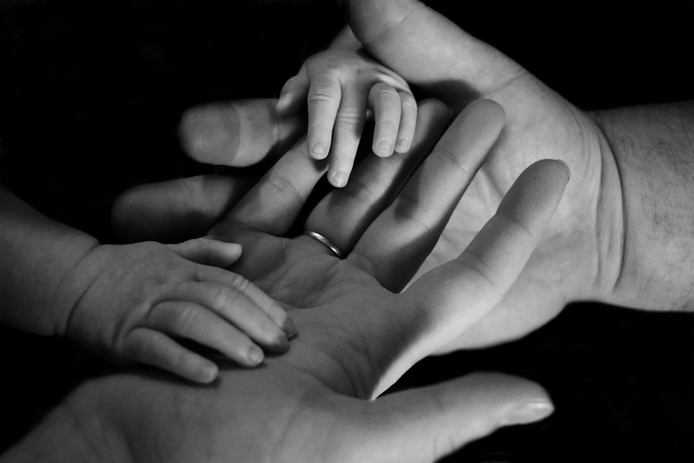Mãos de pais e filhos juntas